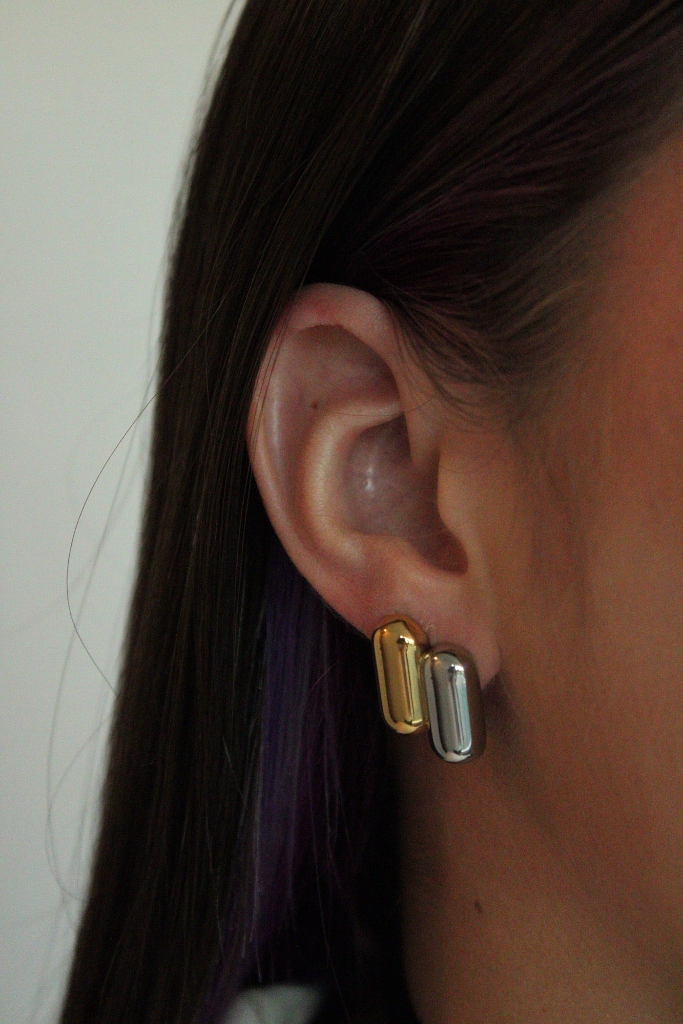 DOUBLE TONE PILL EARRING